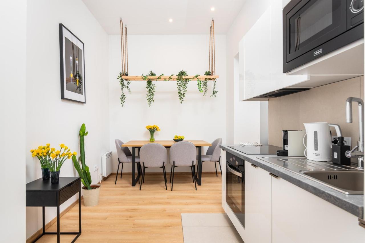 Modern Centrally Located Apartments - By Upstairs Krakow Bagian luar foto