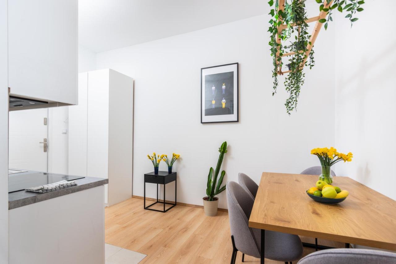 Modern Centrally Located Apartments - By Upstairs Krakow Bagian luar foto