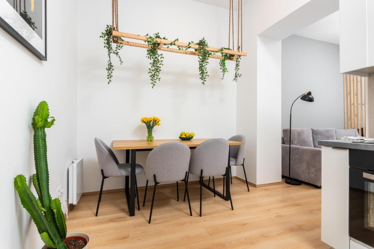 Modern Centrally Located Apartments - By Upstairs Krakow Bagian luar foto