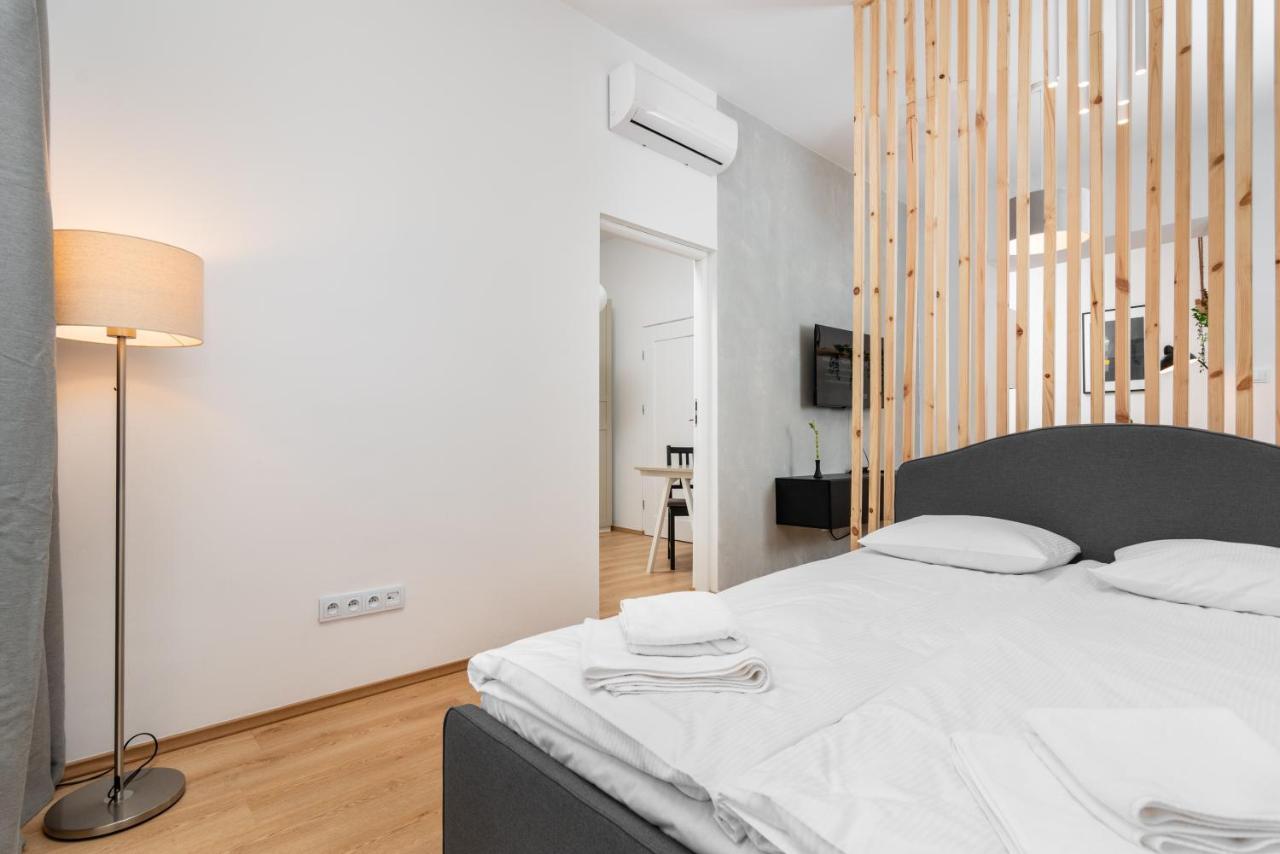 Modern Centrally Located Apartments - By Upstairs Krakow Bagian luar foto