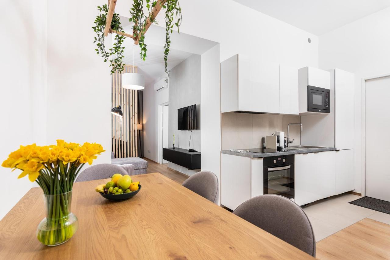 Modern Centrally Located Apartments - By Upstairs Krakow Bagian luar foto