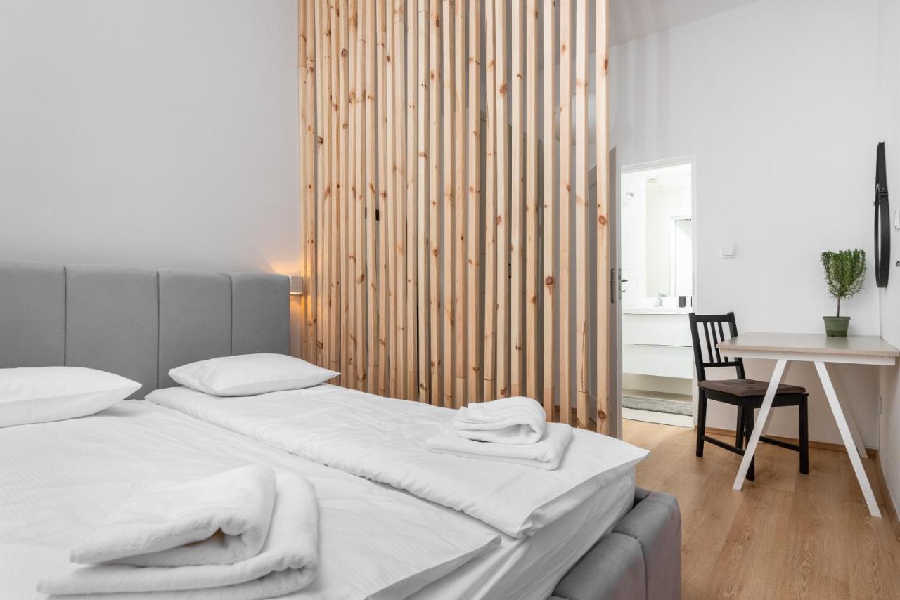 Modern Centrally Located Apartments - By Upstairs Krakow Bagian luar foto