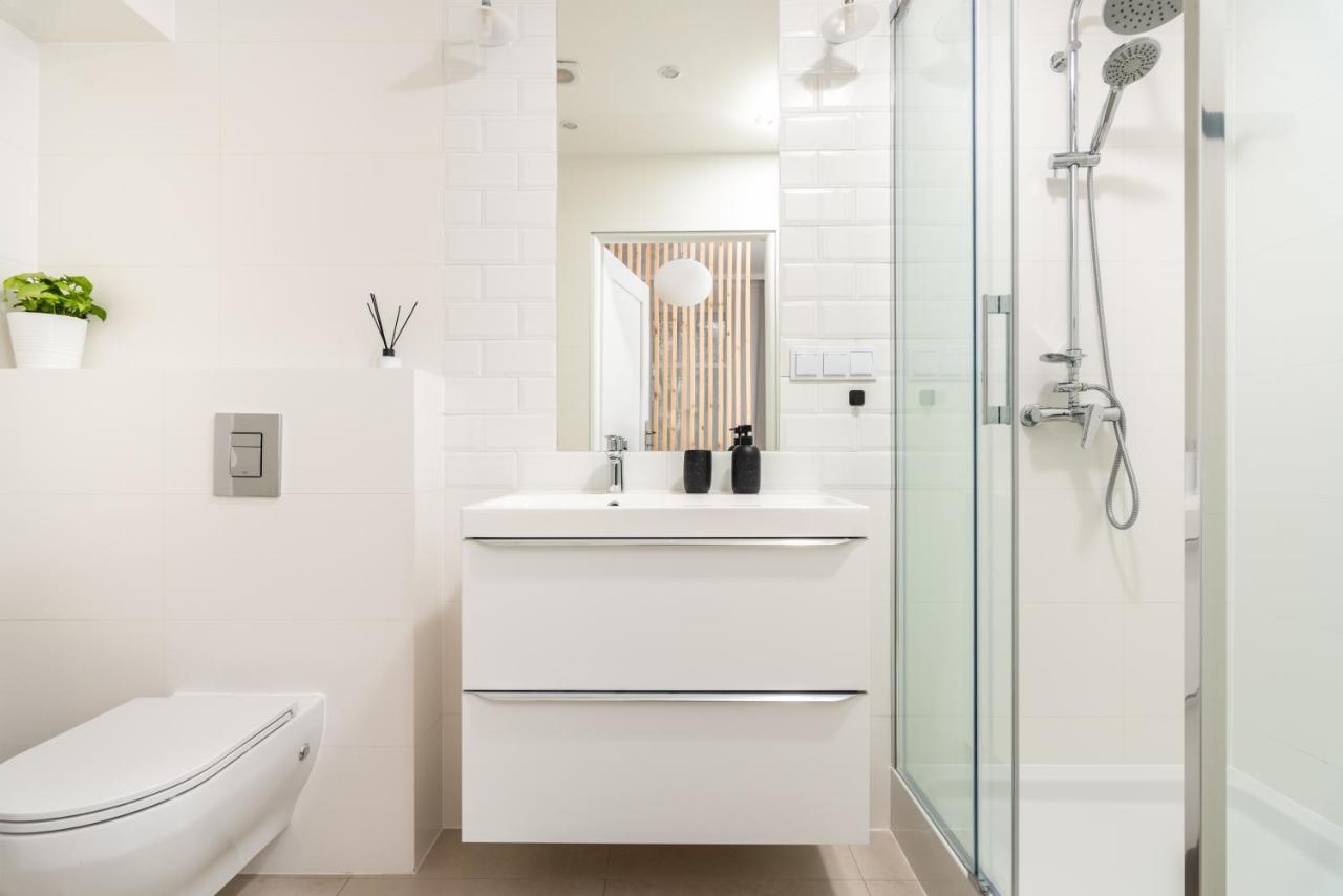 Modern Centrally Located Apartments - By Upstairs Krakow Bagian luar foto
