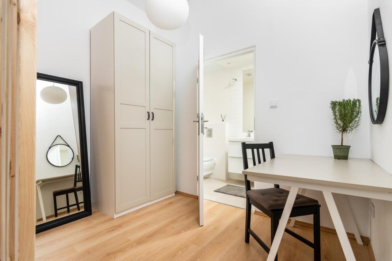 Modern Centrally Located Apartments - By Upstairs Krakow Bagian luar foto