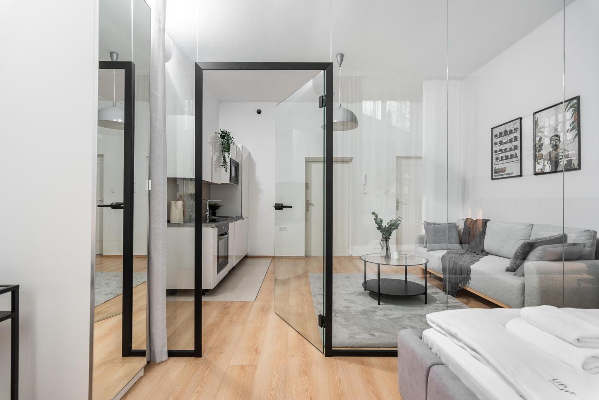 Modern Centrally Located Apartments - By Upstairs Krakow Bagian luar foto